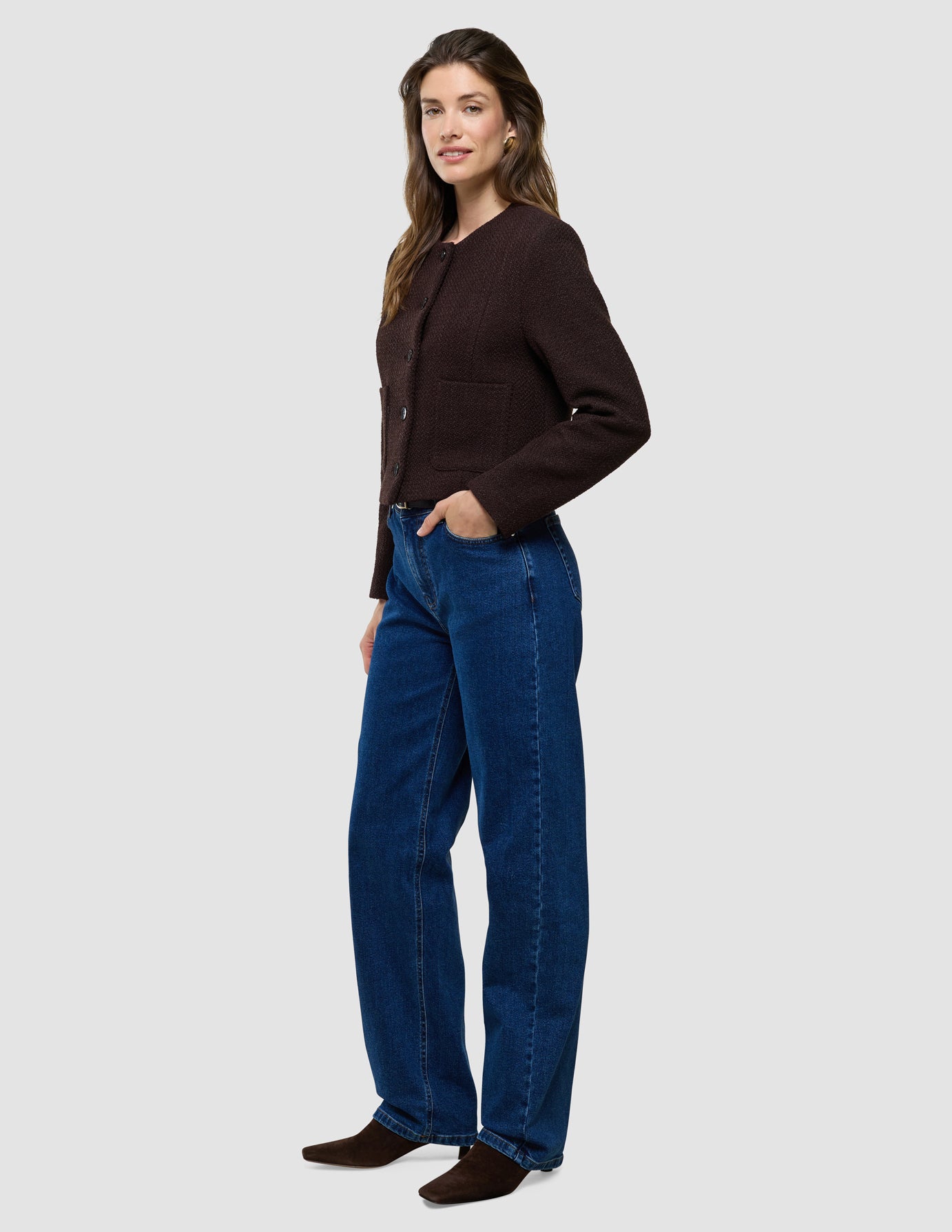 Sorae Blazer i Espresso, helfigur på model iført sort blazer og blå jeans.